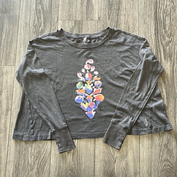 Free People Movement Inspire Logo Top NWOT - Picture 4 of 10